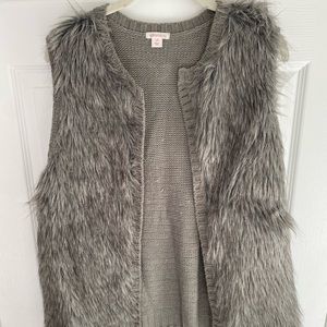 xhilaration faux fur vest - Large